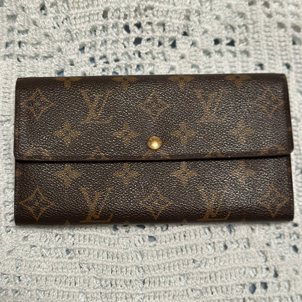 Louis Vuitton Monogram Sarah Wallet/ like new never worn
